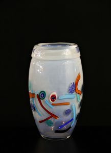 TOSO STEFANO - Vaso in vetro opalescente decorato con frammenti di canne e di murrine. Produzione ventesimo secolo.