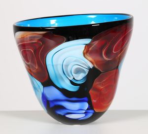 FRATELLI TOSO - Vaso in vetro nero incamiciato celeste con inclusioni di grandi murrine colorate. Produzione ventesimo secolo.