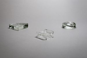 TOSO GIUSTO - 3 oggetti di forma diversa in vetro trasparente lavorato su piastra. Anni 70.