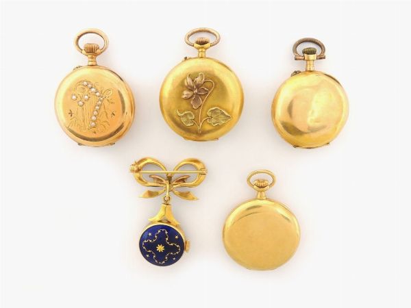 Cinque piccoli orologi da tasca per donna in oro giallo di cui uno con spilla a fiocco  - Asta Orologi - Associazione Nazionale - Case d'Asta italiane