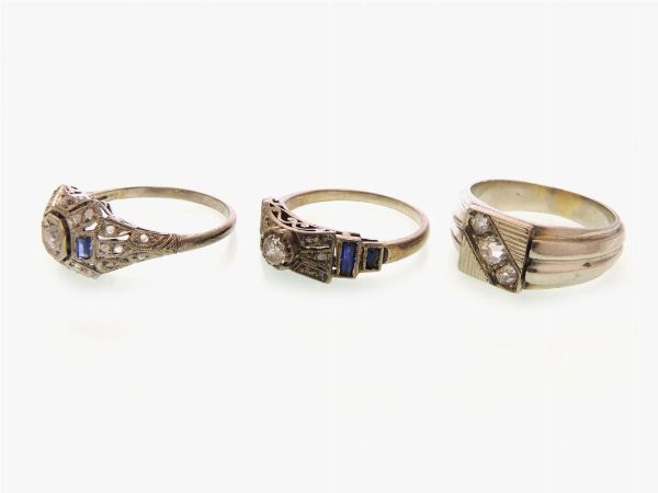 Tre anelli in oro bianco con diamanti e pietre blu  - Asta Gioielli - Associazione Nazionale - Case d'Asta italiane