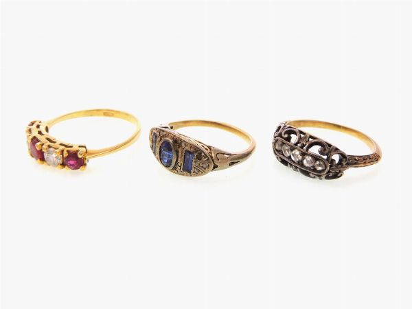Tre anelli in oro giallo, oro bianco e argento con diamanti, rubini e pietre blu  - Asta Gioielli - Associazione Nazionale - Case d'Asta italiane
