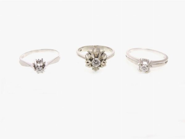 Tre anelli solitari in oro bianco con diamanti  - Asta Gioielli - Associazione Nazionale - Case d'Asta italiane