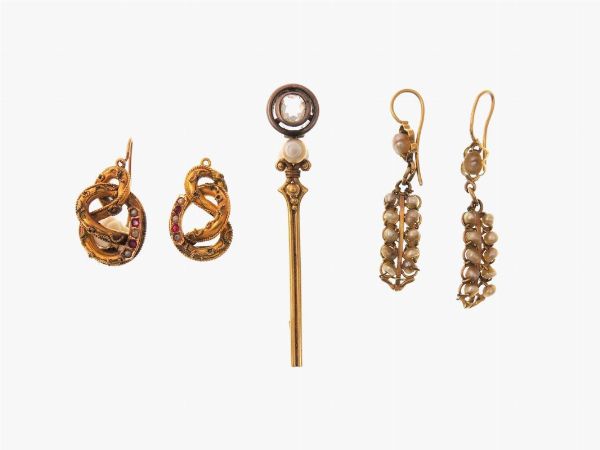 Due paia di orecchini ed uno spillone in oro varie leghe, diamante, perle e pietre colorate  - Asta Gioielli - Associazione Nazionale - Case d'Asta italiane