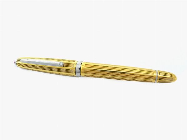 Penna stilografica Pineider in oro giallo e bianco, diamante e pietra rossa  - Asta Gioielli - Associazione Nazionale - Case d'Asta italiane