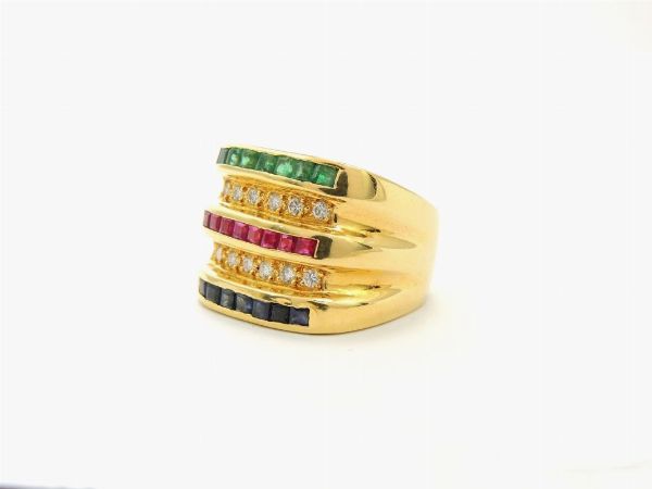 Anello a fascia in oro giallo con diamanti, rubini, zaffiri e smeraldi  - Asta Gioielli - Associazione Nazionale - Case d'Asta italiane
