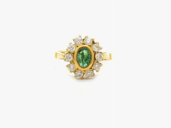 Anello in oro giallo a margherita con diamanti e smeraldo  - Asta Gioielli - Associazione Nazionale - Case d'Asta italiane