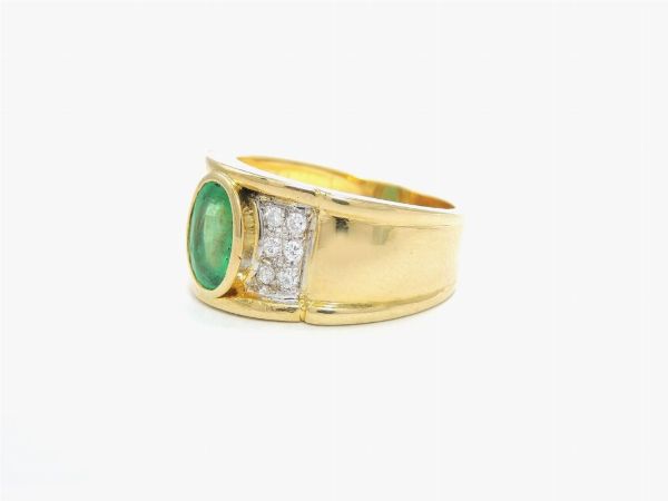 Anello in oro giallo con diamanti e smeraldo  - Asta Gioielli - Associazione Nazionale - Case d'Asta italiane