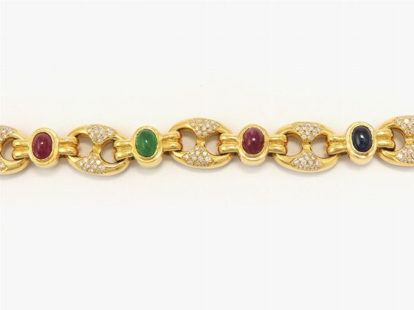 Bracciale in oro giallo con diamanti, rubini, zaffiri e smeraldo  - Asta Gioielli - Associazione Nazionale - Case d'Asta italiane