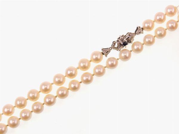 Collana di perle coltivate Akoya con fermezza in oro bianco e zaffiro  - Asta Gioielli - Associazione Nazionale - Case d'Asta italiane