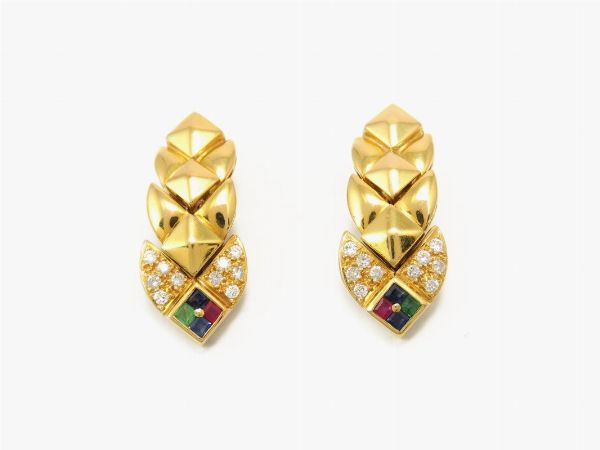Orecchini pendenti in oro giallo, diamanti, rubini, zaffiri e smeraldi  - Asta Gioielli - Associazione Nazionale - Case d'Asta italiane