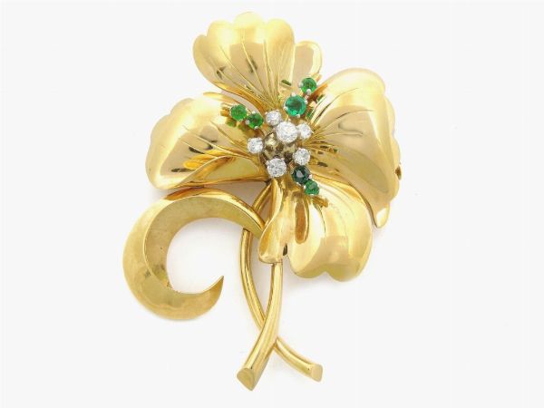 Spilla in oro giallo con diamanti e smeraldi  - Asta Gioielli - Associazione Nazionale - Case d'Asta italiane