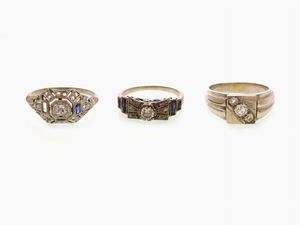 Tre anelli in oro bianco con diamanti e pietre blu  - Asta Gioielli - Associazione Nazionale - Case d'Asta italiane