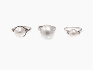 Tre anelli in oro bianco con perle e piccoli diamanti  - Asta Gioielli - Associazione Nazionale - Case d'Asta italiane