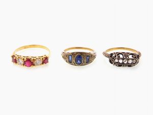 Tre anelli in oro giallo, oro bianco e argento con diamanti, rubini e pietre blu  - Asta Gioielli - Associazione Nazionale - Case d'Asta italiane