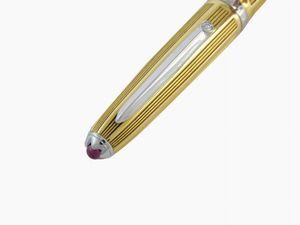 Penna stilografica Pineider in oro giallo e bianco, diamante e pietra rossa  - Asta Gioielli - Associazione Nazionale - Case d'Asta italiane