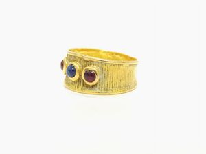 Anello a fascia in oro giallo con rubini e zaffiro  - Asta Gioielli - Associazione Nazionale - Case d'Asta italiane