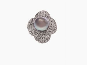 Anello Mikawa in oro bianco con diamanti e perla coltivata Tahiti grigio ferro  - Asta Gioielli - Associazione Nazionale - Case d'Asta italiane