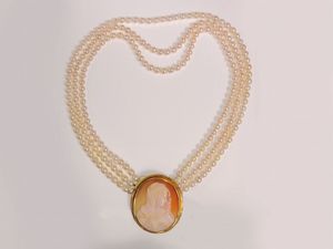 Collana a tre fili di perle coltivate Akoya e spilla  - Asta Gioielli - Associazione Nazionale - Case d'Asta italiane