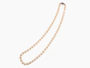 Collana di perle coltivate Akoya con fermezza in oro bianco e zaffiro  - Asta Gioielli - Associazione Nazionale - Case d'Asta italiane