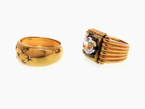 Due anelli in oro giallo e argento con pietre incolori  - Asta Gioielli - Associazione Nazionale - Case d'Asta italiane