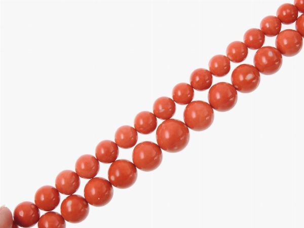 Filo scalare di corallo rosso aranciato  - Asta Importanti Gioielli e Orologi del XX secolo - Associazione Nazionale - Case d'Asta italiane