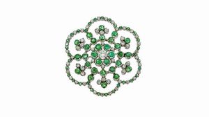 SPILLA - Peso gr 18 2 In oro bianco  a forma di fiore  con piccoli smeraldi e diamanti taglio brillante per complessivi  [..]