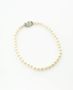 COLLANA - Lunghezza cm 53 composta da un filo di perle giapponesi del diam di mm 8 5 ca. Chiusura in oro bianco con perline  [..]