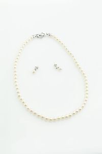 DEMI-PARURE - Lunghezza cm 46 composta da una collana ad un filo di perle giapponesi del diam di mm 6 ca; chiusura in oro bianco  [..]