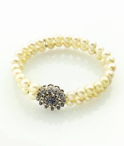 BRACCIALE - Peso gr 30 6 composto da due fili di perle giapponesi del diam di mm 6 5 ca. Chiusura in oro bianco con piccoli  [..]