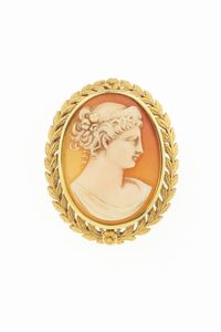 SPILLA - Peso gr 12 6 in oro giallo con cammeo centrale inciso con profilo femminile