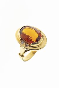 ANELLO - Peso gr 7 Misura12 in oro giallo al centro topazio madera taglio ovale  ai lati quattro diamanti taglio brillante  [..]