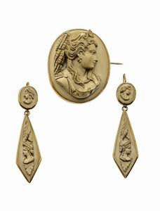 DEMI-PARURE - XIX secolo  composta da coppia di orecchini  pendenti  di forma geometrica e spilla in pietra lavica  scolpiti  [..]