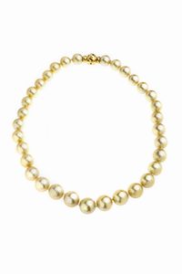 GIROCOLLO - Lunghezza cm 45 composto da un filo di perle australiane  variet gold  dal diam di mm 11 6 a 14. Chiusura  a  [..]
