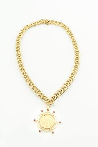 COLLANA - Peso gr 48 9 in oro giallo  a maglia ad anelli  con ciondolo trattenente una Sterlina; sei piccoli rubini sintetici  [..]