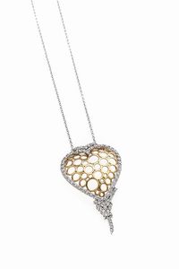 CATENA CON CIONDOLO - Peso gr 8 3 in oro bianco  a forma di cuore in oro rosa traforato; con diamanti taglio brillante per totali ct  [..]