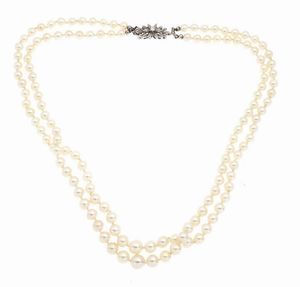 GIROCOLLO - Lunghezza cm 56 composto da due file di perle giapponesi a scalare dai mm 6 a 9 2 ca: Chiusura in oro bianco   [..]