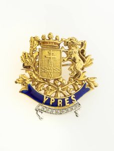 SPILLA - Peso gr 9 1 in oro giallo e bianco  recante stemma delle citt di Ypres e relativa scritta; decoro in smalto blu  [..]