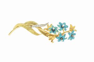 SPILLA - Peso gr 23 cm 9x2 5 in oro giallo  a forma di ramo fiorito  con fiori tremblant in smalto azzurro (piccolo difetto);  [..]