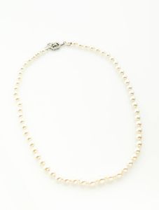 COLLANA - Lunghezza cm 55 composta da un filo di perle giapponesi a scalare dal diam di mm 6 8 a 9 4 ca. Chiusura in oro  [..]