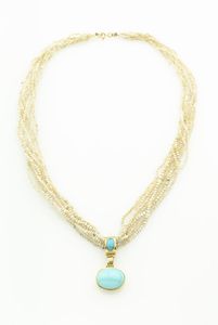 COLLANA - Lunghezza cm 46 composta da sette fili di perline Keshi; al centro ciondolo in oro giallo con pasta di turchese  [..]