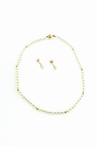 DEMI-PARURE - Lunghezza cm 40 composta da gircocollo di perle giapponesi del diam di mm 4 5 ca  alternati a sfere in oro giallo.  [..]