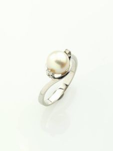 ANELLO - Peso gr 3 3 Misura 14 in oro bianco con al centro perla giapponese del diam di mm 7 2 ca  ai lati due diamanti  [..]