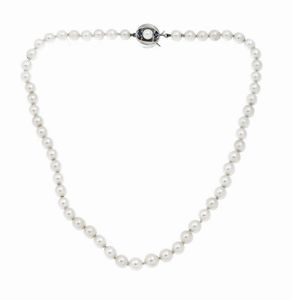 GIROCOLLO - Lunghezza cm 38 composto da un filo di perle giapponesi del diam di mm 6 e 6 5. Chiusura in oro bianco con perla  [..]