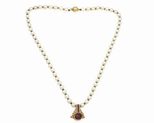 GIROCOLLO - composto da un filo di perle giapponesi del diam di mm 5 6 e 6 0.  al centro inserto in oro giallo di forma geometrica  [..]