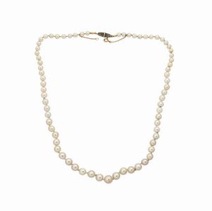 GIROCOLLO - Lunghezza cm 52 composto da un filo di perle giapponesi a scalare dal diam di mm 5 2 a 8 2. Chiusura in oro giallo  [..]