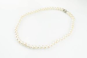 COLLANA - Lunghezza cm 58 composta da un filo di perle giapponesi del diam di mm 9 5 e 10. Chiusura in oro bianco satinato  [..]