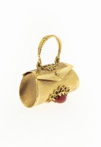CIONDOLO - Peso gr 10 5 in oro giallo lucido e satinato  a forma di borsetta   impreziosita da due ovali in vetro rosso La  [..]