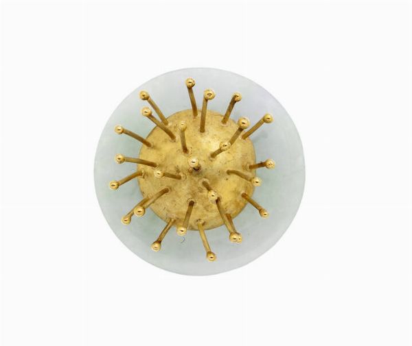 SPILLA : Diam cm 4 in oro giallo  a forma di fiore stilizzato  con pistilli sporgenti e disco in giada  - Asta Asta 172 Gioielli - Associazione Nazionale - Case d'Asta italiane