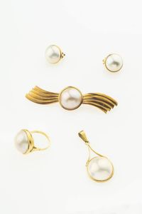 DEMI-PARURE - Peso gr 37 9 Misura 10 in oro giallo composta da: coppia di orecchini  a clip  anello  ciondolo e spilla con perle  [..]